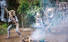 Page 6 Half-an-hour west of the town lies the Asaro Valley and its fascinating Asaro Mudmen, one of the iconic cultural groups of the country.