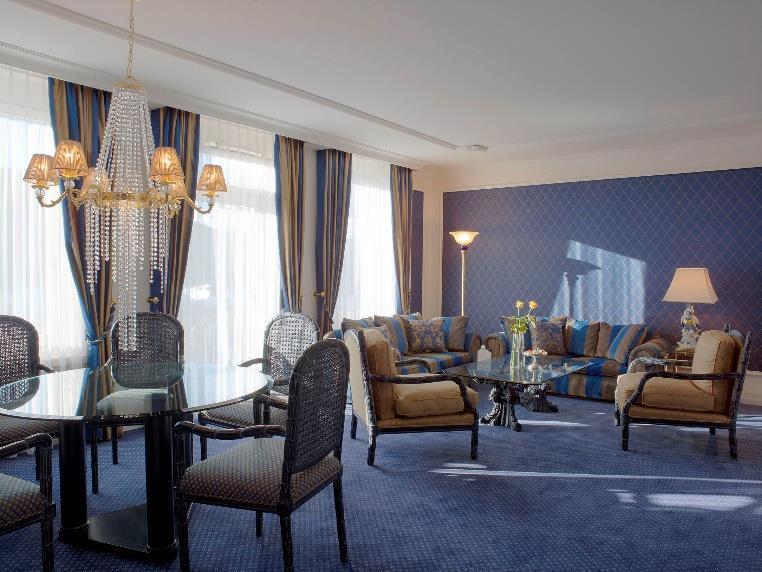 ROOMS & SUITES With 112 rooms and suites in different categories, Grand Hotel Kronenhof blends modern comfort with grand hotel elegance and atmosphere.