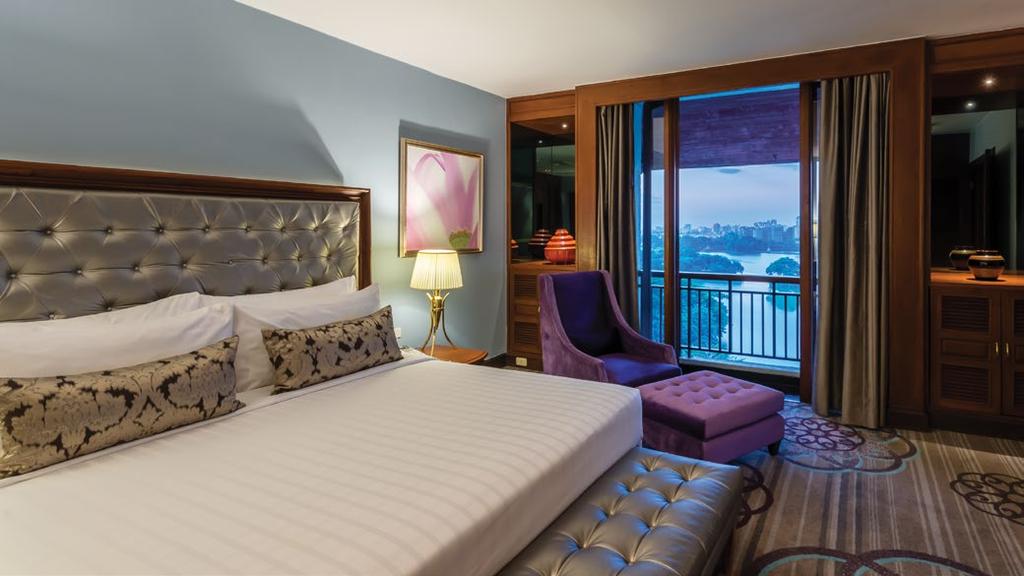 REFINED LAKESIDE COMFORT Shines as one of the city s topmost hotels for pure luxury and contemporary comfort.