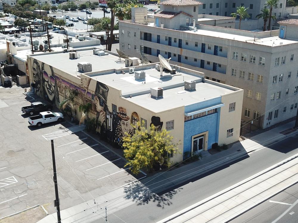 Property Summary OFFERING SUMMARY Sale Price: $3,000,000 PROPERTY HIGHLIGHTS Truly creative office building for sale Building Size: Lot Size: Parking: Roll Up Door: 13,116 SF 7,280 SF 0.