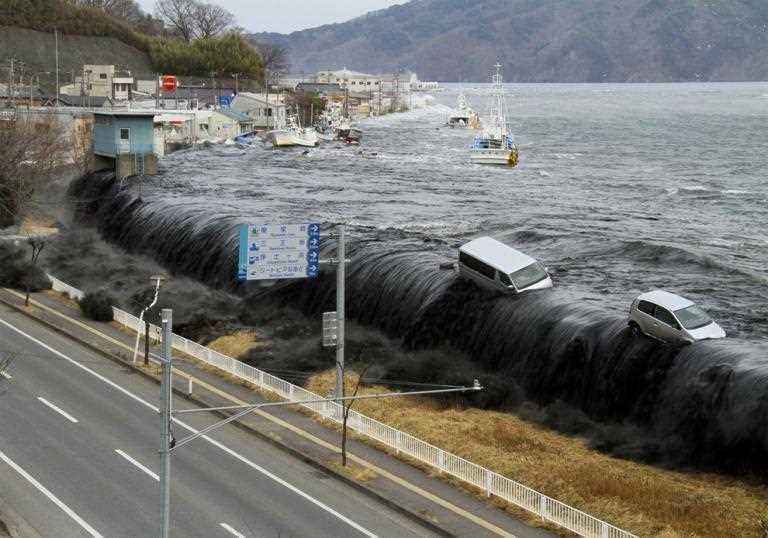 東日本大震災と津波 GREAT EAST JAPAN EARTHQUAKE AND TSUNAMI 2011 年 3 月 11 日にマグニチュード 9.0 の地震が発生し, 最大 39 メートルもの高さの津波が 360 km 以上の東北地方の太平洋沿岸を襲った On March 11, 2011, a great earthquake with a magnitude of 9.