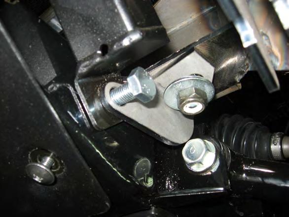 9. Installer les boulons de 10 mm à travers les supports de montage de la lame, le pare-chocs inférieur du véhicule, puis dans le châssis.