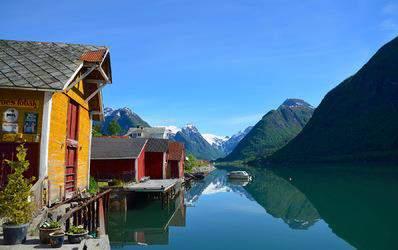 We have chosen in our opinion some of Norway s best hotels and offered a travel route that takes you from the large (Norwegian scale) cities to small villages located by the fjords and mountains.