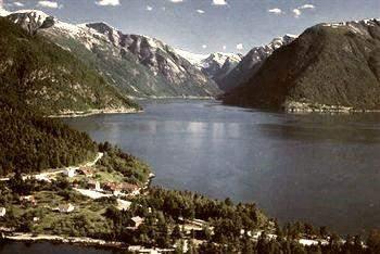 This tour allows you to discover un-imaginable beauty, majestic fjords, snow-capped glaciers and mountains.