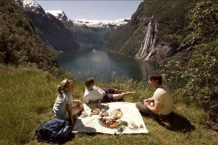 Golden Route 8 nights / 9 days Eco - Friendly For the Eco-friendly at heart, we offer you the ideal tour with the opportunity to meet local Norwegians.
