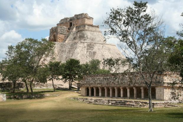 La Ruta Maya - Mexico, Belize and Guatemala Explore ruins, rainforests, villages and beaches in Mexico, Guatemala and Belize.