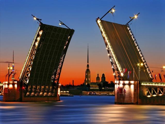 The bridges There are 23 drawbridges across the Neva River and its streams in the historic downtown of St. Petersburg.