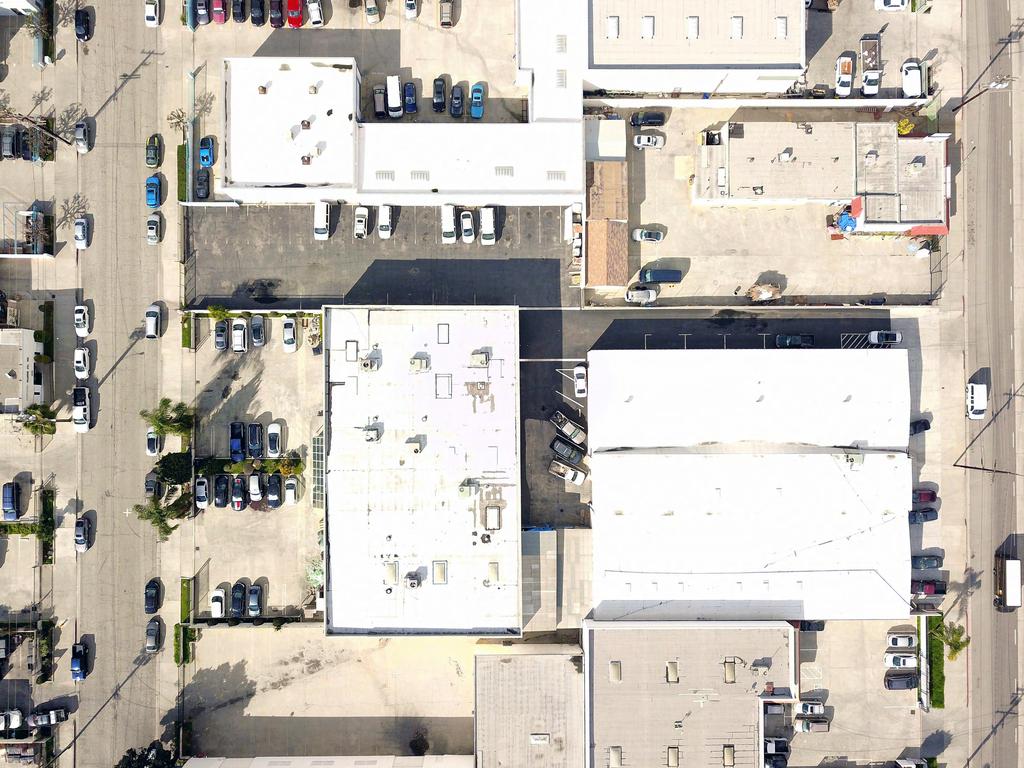 Property Summary Lee & Associates Industry, Inc. is pleased to offer to qualified investors, developers and/or owner-users an opportunity to purchase an improved and enclosed lot ±9,46 square feet.