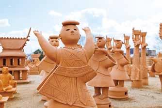representational haniwa figures. All these haniwa figures are porcelains and strong enough to easily withstand being used in the way shown in the photo on the right.