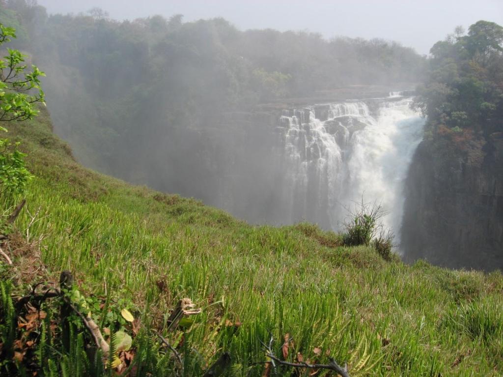 Thursday, 22 September 2011 We departed at 08:00 on an arranged transfer to Victoria Falls which we had booked with one of the local operators.