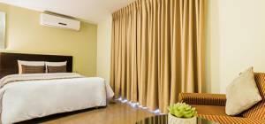 Its bright guestrooms feature wood furnishings and include a private bathroom, free WiFi and a flat screen TV.