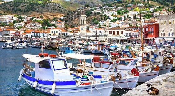 Day 7 Friday 1 June 2018 Milos > Hydra (75nm/ 5hrs 15mins) Hydra is a preserved national monument and has retained all its 17 th & 18 th century charm. No cars are allowed on the island!