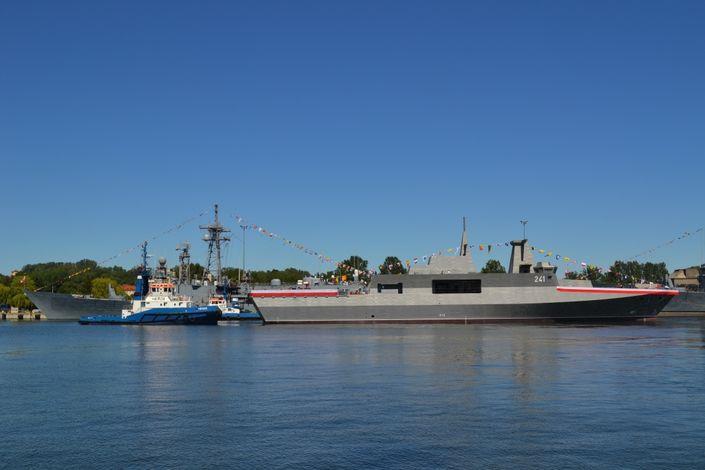 ORP Ślązak jest wykonany w technice stealth co dobrze widać na tle fregaty typu Oliver Hazard Perry fot. M.