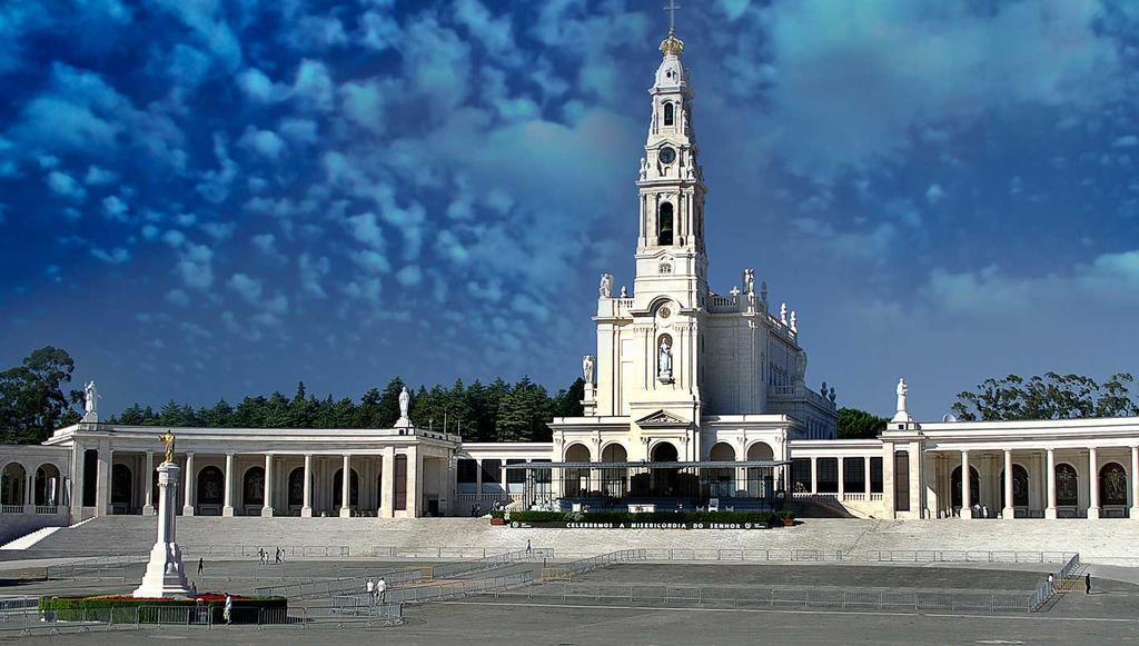 Fatima: The apparition of the Virgin. Visit to the Sanctuary.