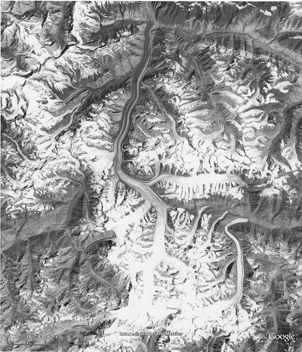 Viewed from above, the glacier shows a dendritic form, as depicted in Fig. 3-1. It is classiﬁed as a compound basins glacier under the IHD classiﬁcation scheme (UNESCO/IASH, 1970). Fig.3-1 Fedchenko Glacier and the basin.