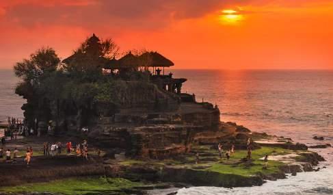 DINNER UNFORGETTABLE SUNSET & FAREWEL DINNER Tanah Lot temple, built on a rock overlooking the scenic west coast of Bali and the Indian Ocean. One of Bali s best known sites.