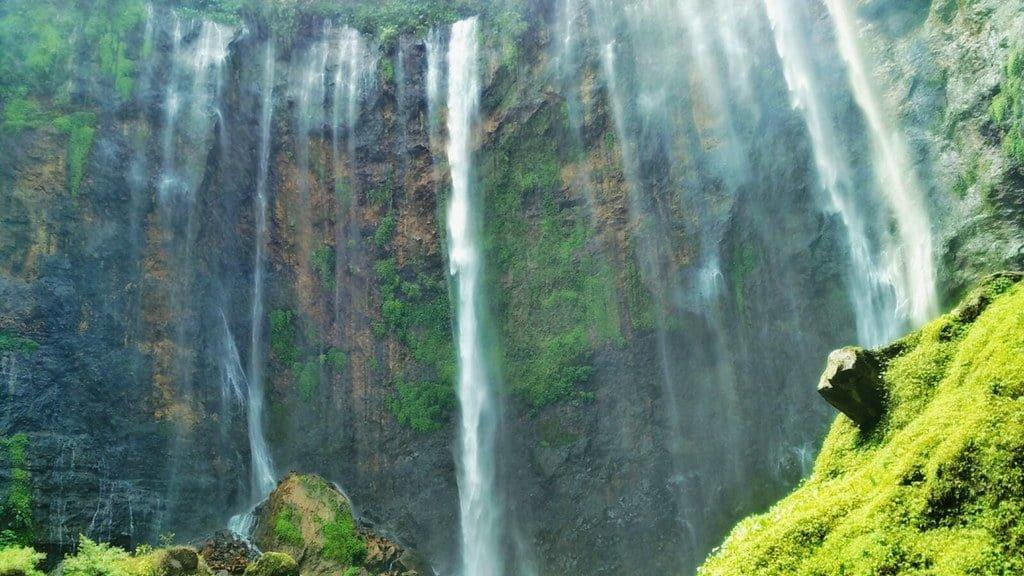 06:00-07:00 Pick-up from Surabaya/Malang 07:00-10:30 Road trip to Tumpak Sewu Waterfall 10:30-14:30 Hike to the bottom of Tumpak Sewu Waterfall and visit Goa Tetes Cave 14:30-19:30 Road trip to