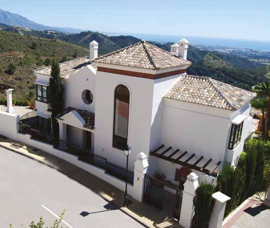 EXQUISITE INDIVIDUAL HOMES Tucked away in the folds of the Sierra Bermeja mountains, Benahavís Hills benefits from expansive panoramic views across the