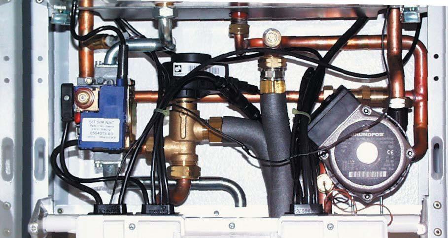 Atsukite iš šildymo sistemos grįžtančio srauto kontūre įmontuotą rutulinį čiaupą ir visą šildymo sistemą bei prietaisą lėtai užpildykite vandeniu.