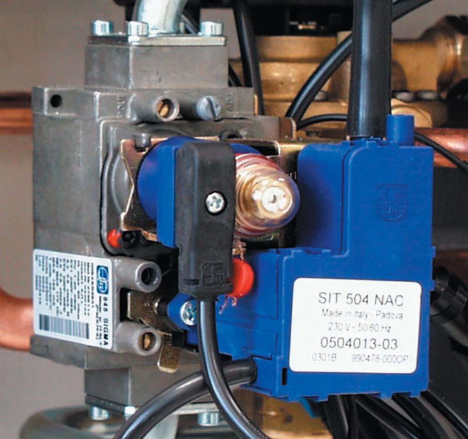 Dujų slėgio patikrinimas prijungimo atvade Dujų srauto slėgio patikrinimas atvade Dujinis šildymo prietaisas turi būti išjungtas. Atidarykite dujų padavimą blokuojantį čiaupą.