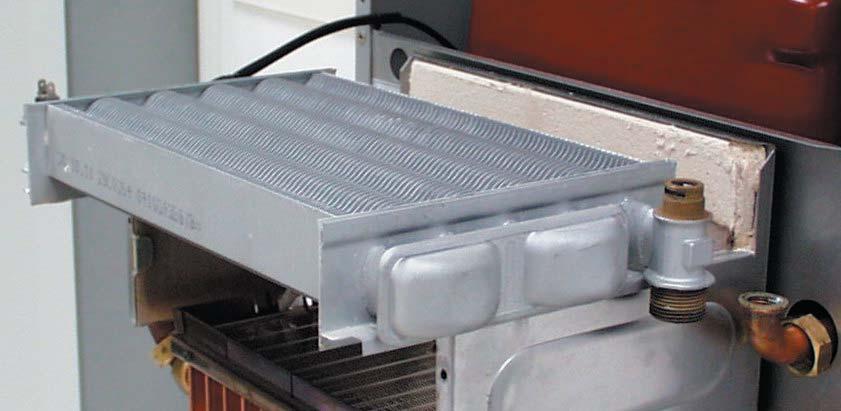 Techninis aptarnavimas Šildymo sistemos (kaitrinio bloko) šilumokaičio valymas (tęsinys) apsauginis temperatūros ribotuvas iš šildymo sistemos grįžtančio srauto temperatūros daviklis Išsukite