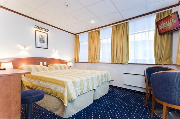 PANORAMA SUITE The two Panorama Suites, ship s best cabins, are in the very front of the