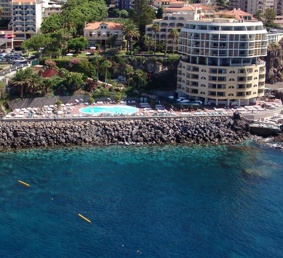 The Pestana Palms Hotel is located on a low cliff overlooking the ocean in the Lido area of