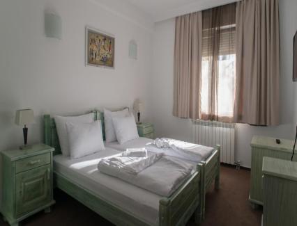 facilities, including tennis courts SERVICE: ВВ; ACCOMMODATION UNITS: SNGL, DBL,