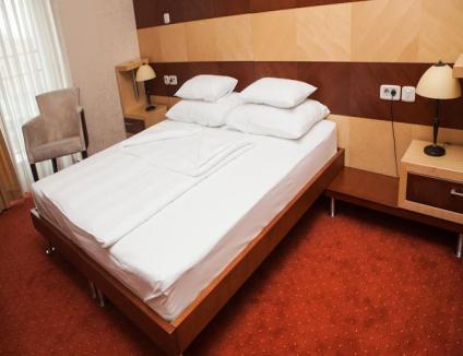 ACCOMMODATION UNITS: SNGL, DBL ROOM FACILITIES: All rooms have