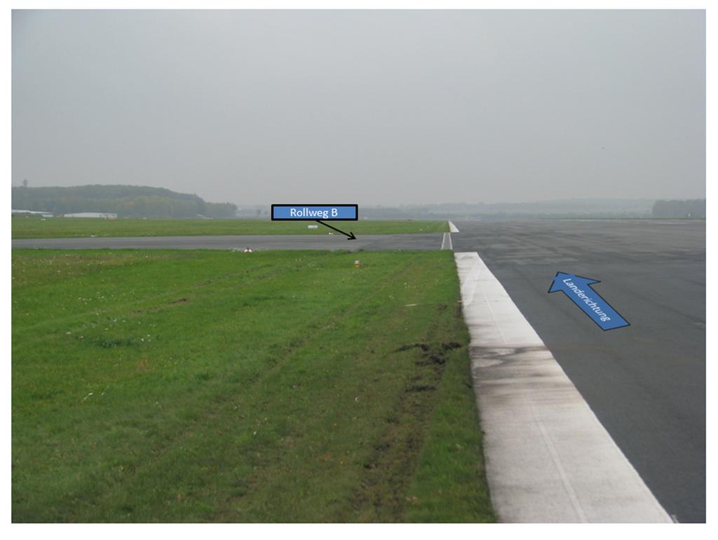 Wheel marks at taxiway B Photo: BFU The BFU documented the distances between the individual traces.