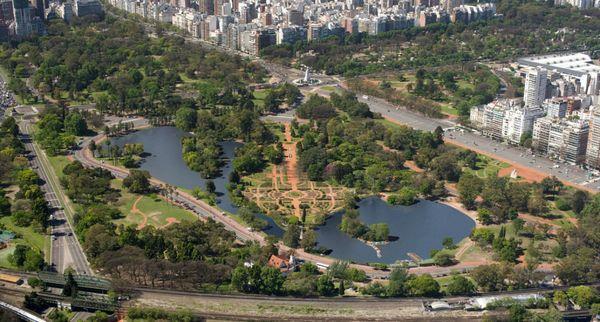 Prancūziškos dvasios kraštovaizdžio architektas C. Thays Argentinoje suprojektavo ir įveisė ištisus parkų kompleksus, iki kelių šimtų ha dydžio.