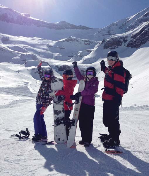 Taught by qualified Swiss and international ski and snowboard instructors, with approximately 25 hours of instruction per week, young people of all abilities, from beginner to expert skiers and