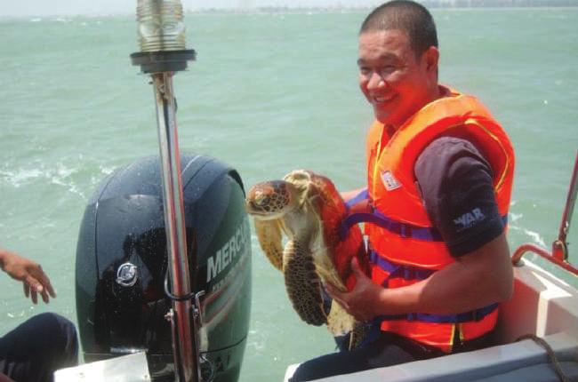 Supporting authorities releasing sea turtles LAW ENFORCEMENT On the 3rd March, WAR cooperated with the Ho Chi Minh Department of