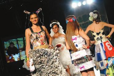 институции во Република Македонија. На модната ревија со креации изработени од отпад се претставија 46 тимови од средни училишта.