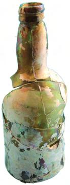 0 5 cm pabaigos XIX a. I pusės stiklinių dugnai bei vyno butelių šukės (vieną pavyko rekonstruoti, jo aprašymas pateiktas žemiau) (7 pav.), XVII a. II pusės stiklinio buteliuko nuo vaistų (?