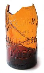 Yra žinoma, kad 1890 1913 m. daryklą valdė 0 5 cm 9 pav. Odesos alaus daryklos stiklinio butelio dalis. E. Vasiliausko nuotr. Fig. 9. Part of glass bottle from an Odessa brewery. 10 pav.
