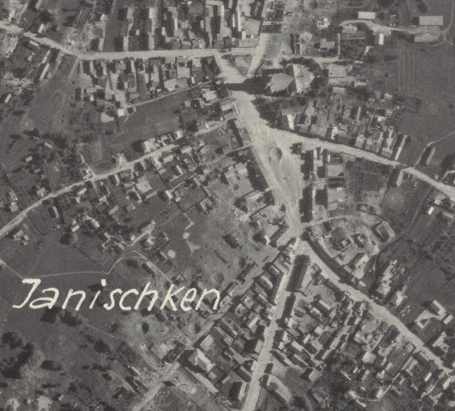 15 pav. Joniškio miesto centrinės dalies aerofoto 1944 m. su pažymėtais tyrinėtais pastatais. U. S. National Archives, 3886 http://www.wwii photos maps.