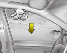 Da bi ste zaustavili prozor u željenom položaju na kratko pritisnite prekidač u suprotnom smeru kretanja prozora OMD040018 Tip C - Elektronsko otvaranje /zatvaranje prozora (ako je vozilo opremljeno)