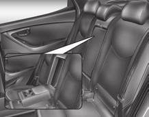 Safety features of your vehicle OMD030029N Naslon za ruku (ako je vozilo opremljeno) Naslon za ruku se nalazi na sredini zadnjeg sedišta. Povucite naslon za ruke na dole, od sedišta.