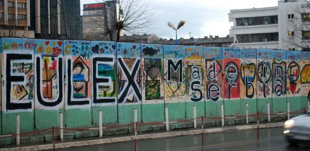 PSE NEVOJITEJ GJYKATA E RE? Grafiti anti-eulex në Kosovë. Foto: Flickr/John Worth. Në të kaluarën ka pasur përpjekje për t i gjykuar këto akuza nga tre institucione ndërkombëtare.