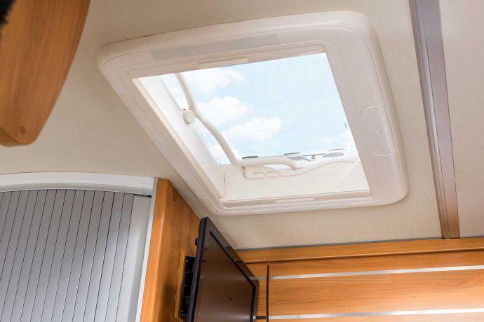 Plenty of daylight At a glance For a light and airy living area, the HYMER Van is equipped with a lift/tilt rooflight