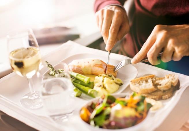 Quality as far as the eye can see: our new in-flight services Themed cuisine changing every two months, with culinary creations by renowned top chefs Side salad served with every menu Changing offer