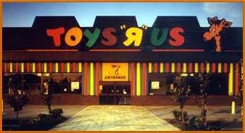 Kids R Us je uspešno implementirao mnoga načela Toys R Us, kao što je prodavanje robe po diskontnim cenama, strogu proveru inventara, kupovina na veliko, otvaranje radnji u tržnim centrima sa niskom