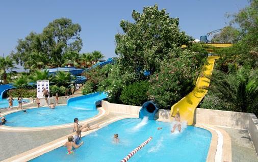 There are 3 outdoor swimming pools (large pool) and 3 children's swimming pools.