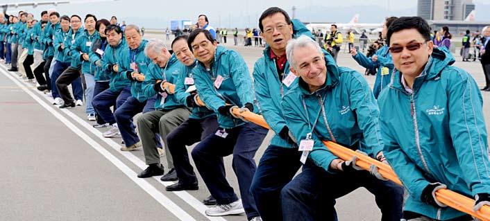 Henry Tang, the Chief Secretary for Administration of the Hong Kong SAR, and the initiative created two new Guinness World Records. Four aircraft, weighing 474.