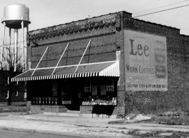 Bononi Brothers Grocery Store / Wray s Store Prior to 1916 brothers Alfred and David Bononi built a large brick store on the east side of Livingston Avenue.
