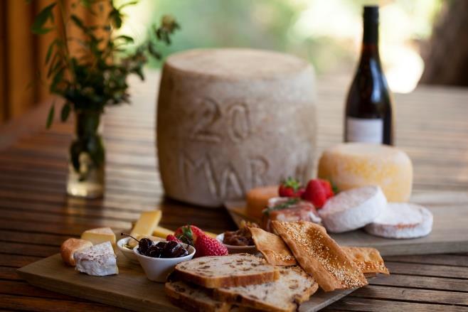 Bruny Island Cheese Company meet the cheese makers and enjoy award-winning cheeses.