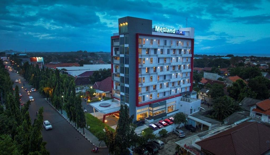 METLAND PORTFOLIOs (commercial hotel) METLAND HOTEL - CIREBON CIREBON WEST JAVA METLAND HOTEL CIREBON DEVELOPMENT PROJECT IS RELATED TO CIREBON'S POTENTIAL AS THE MEETING POINT OF THREE MAJOR CITIES: