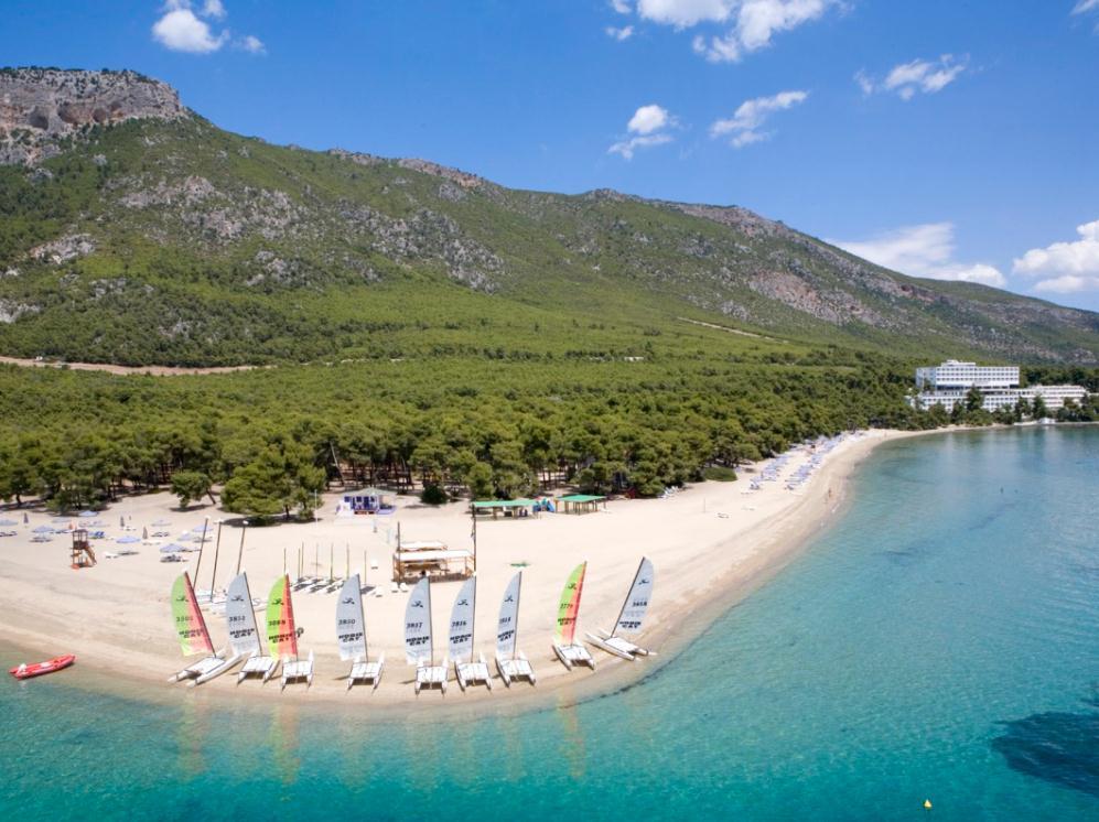 Reasons why we love Club Med Gregolimano Having the choice of a seafront view or a room in the heart of the pinewood Seeing your children learn to water-ski from 8 years old and play tennis