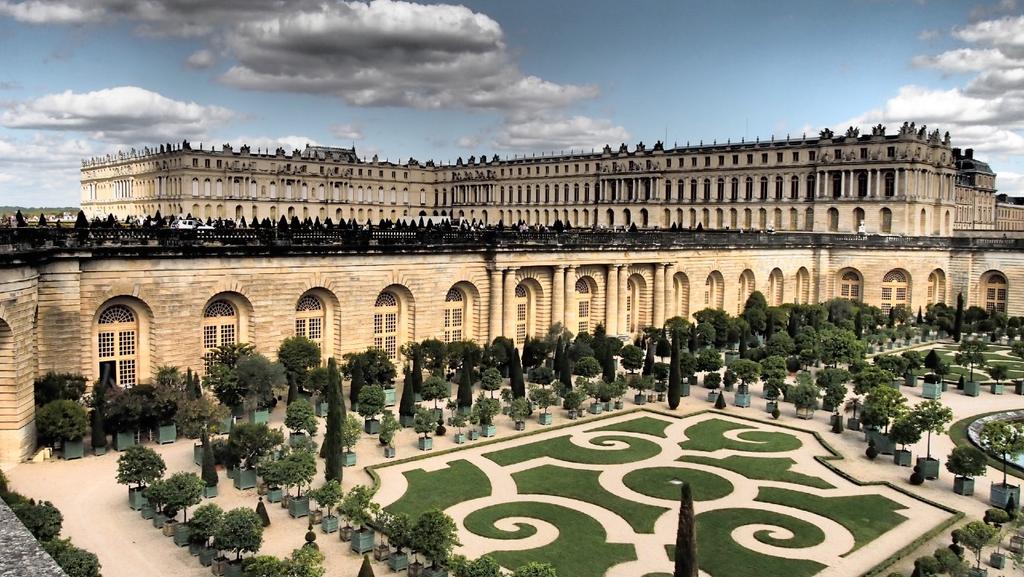 ITINERARY DAY 11: VERSAILLES PALACE & GARDENS Today is devoted to exploring the Versailles Palace and Gardens.